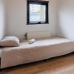 By Swimming - 3 Bedrooms And Air Conditioning בית נופש *