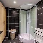 By Swimming - 3 Bedrooms And Air Conditioning בית נופש זילנד
