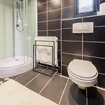 By Swimming - 3 Bedrooms And Air Conditioning * זילנד