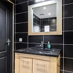 By Swimming - 3 Bedrooms And Air Conditioning בית נופש