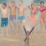 By Swimming - 3 Bedrooms And Air Conditioning בית נופש *